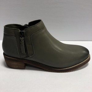 SoftWalk Women’s Rubi Zip Ankle Boot Size 8.5 M